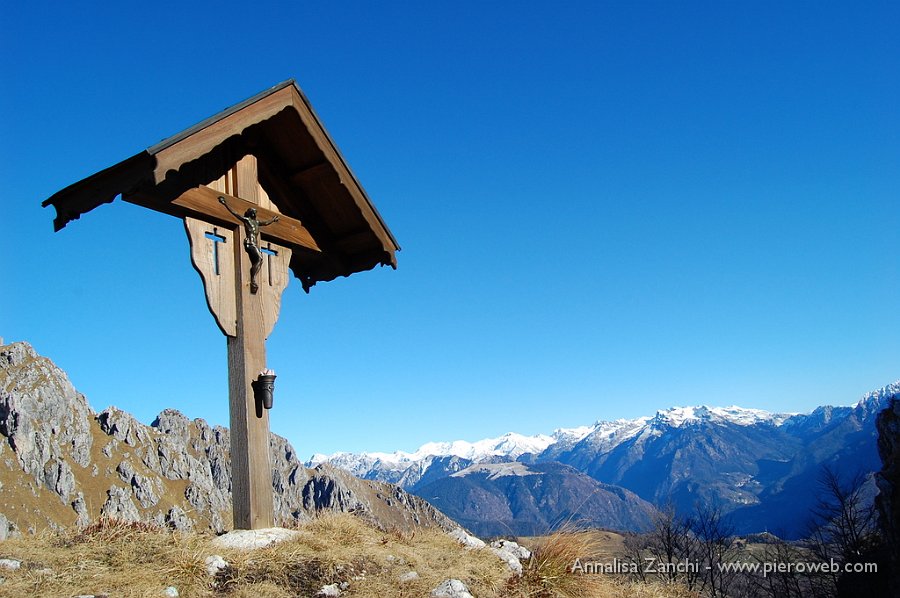 11 Crocefisso al passo Grialeggio.JPG